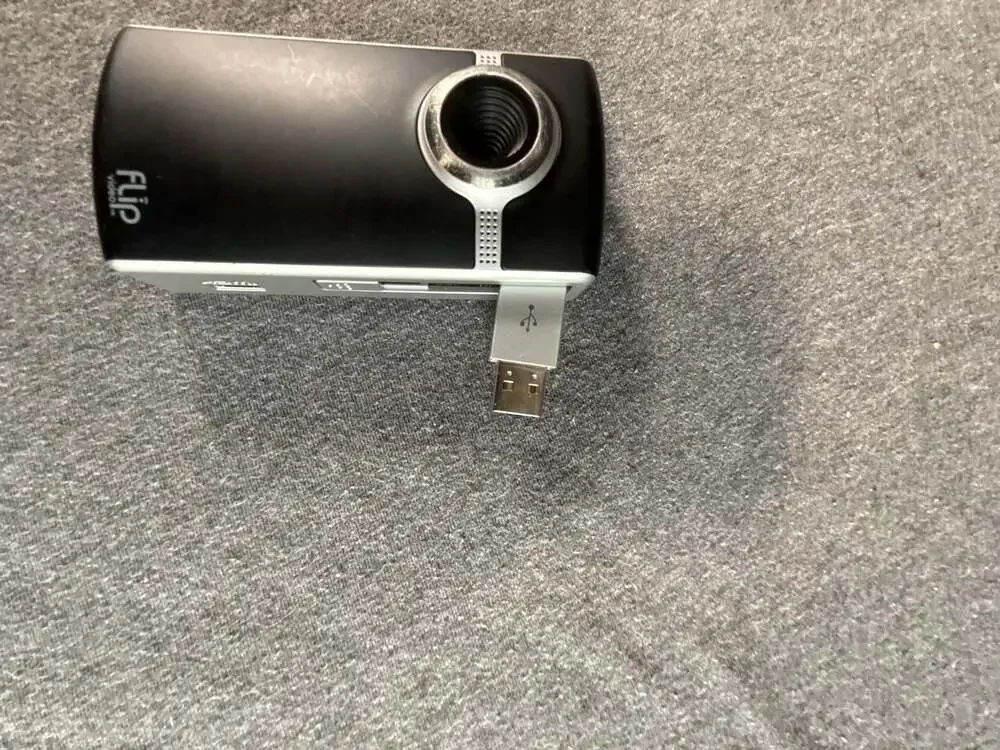 Cisco Flip Video UltraHD 3rd Generation Camcorder Black 8GB (for parts)